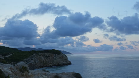 Der-Zeitraffer-Erfasst-Die-Meeresküste-Während-Des-Wunderschönen-Sonnenaufgangs-über-Der-Bergkette