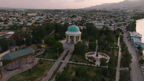 Vista-Aérea-Del-Mausoleo-De-La-Casa-Kamoli-Khujandi-En-Khujand,-Tayikistán,-Asia-Central