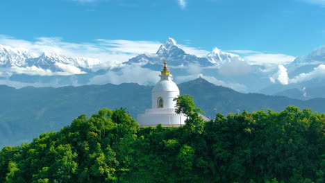 Luftaufnahme-Der-Stupa-Der-Friedenspagode-In-Pokhara,-Nepal