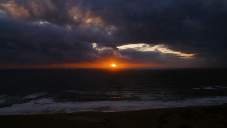Sonnenuntergang-Nach-Einem-Sturm-Auf-Dem-Meer-In-Piscinas,-Sardinien