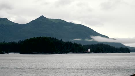 Ein-Kleiner-Leuchtturm-An-Der-Küste-Gegenüber-Dem-Hafen-Von-Sitka,-Alaska