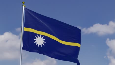 Bandera-De-Nauru-Moviéndose-En-El-Viento-Con-Un-Cielo-Azul-Claro-En-El-Fondo,-Nubes-Moviéndose-Lentamente,-Asta-De-Bandera,-Cámara-Lenta