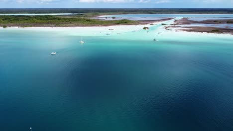 Luftaufnahme-Des-Reiseziels-Bacalar-Mexiko-Quintana-Roo-Mit-Atemberaubendem-Blauen-Lagunensee-Und-Tropischem-Sandstrand