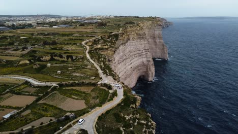 Luftdrohnenaufnahmen-Der-Majestätischen-Klippen-An-Der-Küste-Maltas
