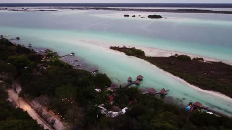 Blauer,-Kristallklarer-Wassersee-Von-Bacalar-In-Quintana-Roo,-Mexiko,-Luftaufnahme,-Reiseziel