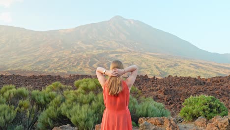 Schöne-Blondine-Im-Sommerkleid-Bewundert-Die-Aussicht-Auf-Den-Teide-Nationalpark