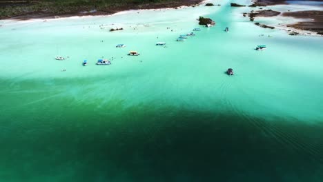 Bacalar-Atemberaubende-Lagune-Mit-Blauem-Wasser-Und-Tropischen-Sandstränden.-Das-Boot-Liegt-In-Der-Bucht-Und-Wartet-Auf-Touristen-Für-Eine-Lokale-Tour