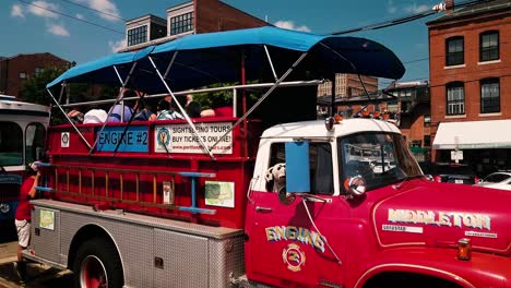 Tour-vehicles-with-tourists-waiting-to-visit-Portland,-Maine