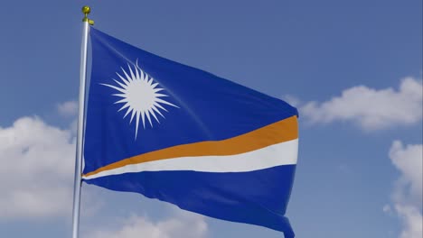 Bandera-De-Las-Islas-Marshall-Moviéndose-En-El-Viento-Con-Un-Cielo-Azul-Claro-En-El-Fondo,-Nubes-Moviéndose-Lentamente,-Asta-De-Bandera,-Cámara-Lenta