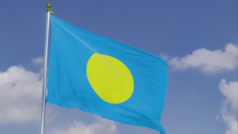 Flagge-Von-Palau-Bewegt-Sich-Im-Wind-Mit-Einem-Klaren-Blauen-Himmel-Im-Hintergrund,-Wolken-Bewegen-Sich-Langsam,-Fahnenmast,-Zeitlupe
