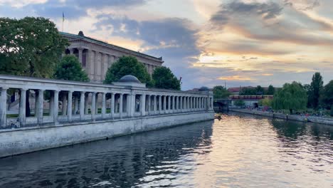 Romantic-Scenery-on-Museum-Island-in-Berlin-Mitte-next-to-Spree-River