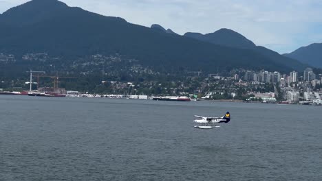 Harbour-Air-Hidroavión-Aterrizando-En-El-Puerto-De-Vancouver