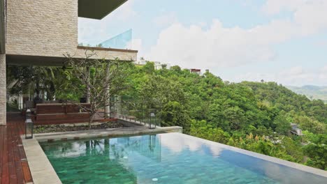 Luxusanwesen-In-Den-Südlichen-Hügeln-Von-Lombok-Mit-Infinity-Pool-Und-Blick-Auf-Das-Meer