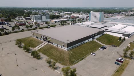 Eine-Filmische-4K-Drohnenaufnahme-Der-Geschäftigen-Stadt-18th-Street-Downtown-Westoba-Place-Keystone-Center-Stadium-Wheat-Kings-Hockey-Arena-In-Prairies-Town-Brandon-Manitoba-Kanada