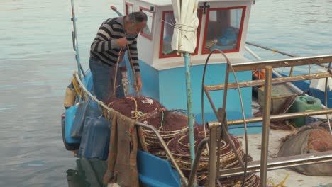 Ein-Griechischer-Fischer-Organisiert-Seine-Handgefertigten-Fischernetze