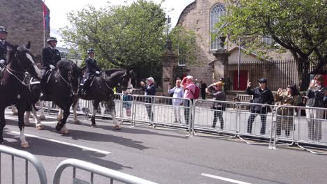 Eine-Gruppe-Berittener-Polizisten-Auf-Der-Royal-Mile-Während-Des-Erntedankfests-Von-König-Karl-III.-In-Edinburgh