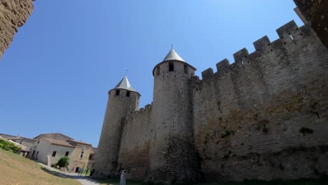 Blick-Auf-Die-Burg-Von-Carcassonne-Durch-Die-Tür