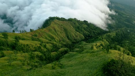 Envueltas-En-Una-Danza-Mística-De-Niebla-Y-Nubes,-Las-Montañas-Nubladas-De-Bali-Lanzan-Un-Hechizo-Encantador-Sobre-Todos-Los-Que-Se-Aventuran-En-Su-Abrazo