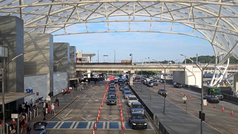 Pasajeros-Que-Llegan-Al-Nivel-De-Salida-De-La-Terminal-Nacional-En-El-Aeropuerto-Internacional-Hartsfield-jackson-De-Atlanta-En-Un-Ajetreado-Día-Soleado