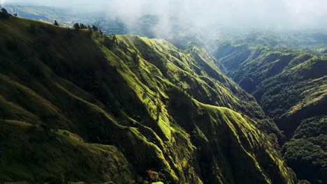 Ubicados-En-Lo-Alto-De-Los-Cielos,-Los-Valles-Montañosos-Nublados-De-Bali-Presentan-Un-Escape-Sereno-A-Un-Mundo-Por-Encima-De-Las-Nubes