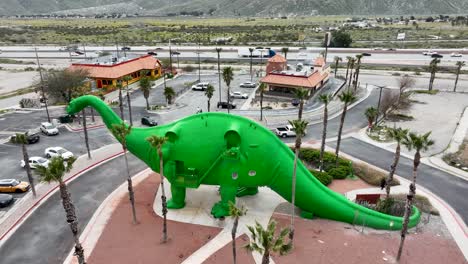 Dinosaurio-Gigante-Verde-Con-Museo-Dentro-En-Cabazon-California