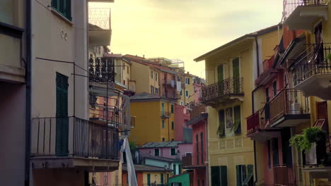 Colorful-street-in-Manarola,-Cinque-Terre,-Italy