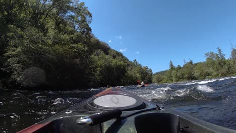 Kayak-Pov-En-Cámara-Lenta-Rebotando-En-El-Río