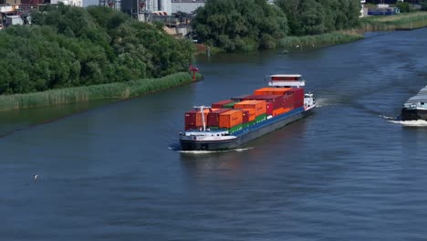 Schiffe-überqueren-Dutzende-Container-über-Den-Fluss-In-Der-Stadt-Zwijndrecht,-Südholland,-Niederlande