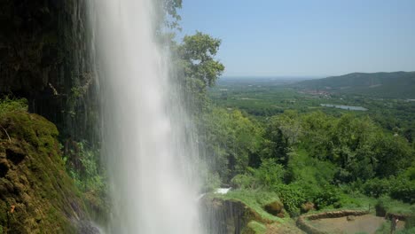 Wasserfall-Mittlere-Aufnahme-Sommer-Sonniger-Tag-Waldvegetation-Hintergrund-Blauer-Himmel