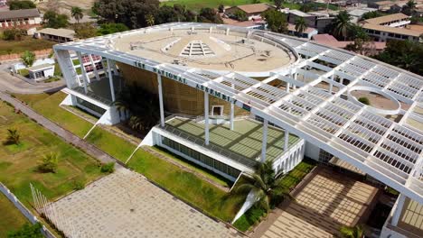 Filmische-Umlaufbahnaufnahme-Des-Neuen,-Modernen-Parlamentsgebäudes-Der-Nationalversammlung-Von-Gambia-In-Der-Stadt-Banjul,-Westafrika