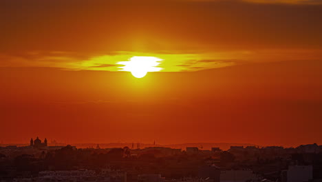 Fesselnder-Zeitraffer-Eines-Wunderschönen-Roten-Sonnenuntergangs,-Während-Die-Sonne-Hinter-Dem-Horizont-Untergeht