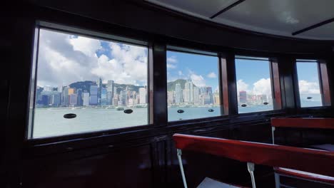 Sonniger-Tagesblick-Auf-Die-Skyline-Von-Hongkong-Durch-Die-Fenster-Der-Star-Ferry