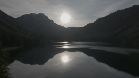 Luftaufnahme-Einer-Ruhigen,-Unberührten-Landschaft-Und-Eines-Sees-In-Den-Alpen,-Langbathsee,-Oberösterreich