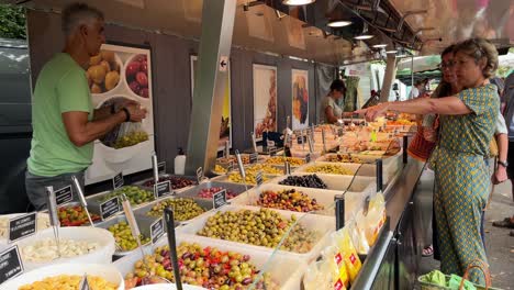 Wiegen-Von-Oliven-Für-Kunden-Auf-Dem-Ländlichen-Markt-In-Frankreich