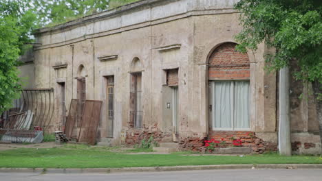 Antiguo-Edificio-De-Estilo-Colonial-En-El-Campo-Pequeño-Pueblo-Tranquilo-En-Argentina