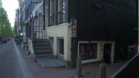 Burlesque-Plakat-In-Der-Gasse-Des-Amsterdamer-Rotlichtviertels-Oudezijds-Achterburgwal-De-Wallen