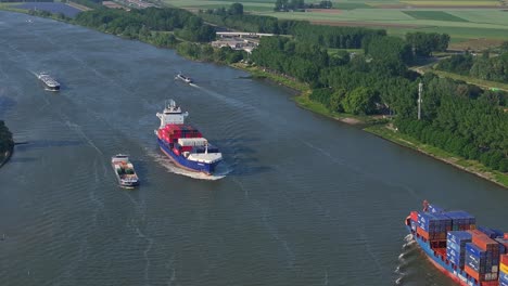 Containerschiff-Spektakel:-Schiffsenergie-Auf-Dem-Dordtse-Kil-In-Gravendeel