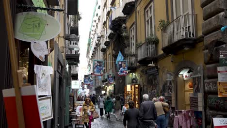 Blick-Entlang-Der-Via-Benedetto-Croce,-20,-80134-Neapel,-Italien
