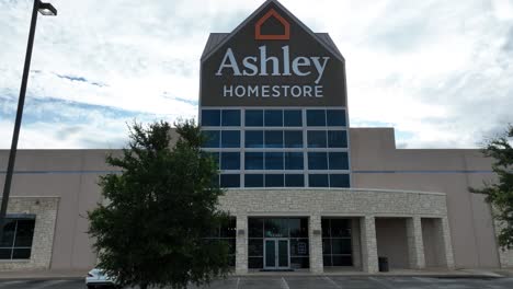 Eine-Filmische,-Langsame-4K-Enthüllungsdrohnenaufnahme-Eines-Ashley-Furniture-Homestore-Global-Industry-Retail-Shopping-Dekor-Accessoire-Geschäfts-In-Chicago,-Illinois