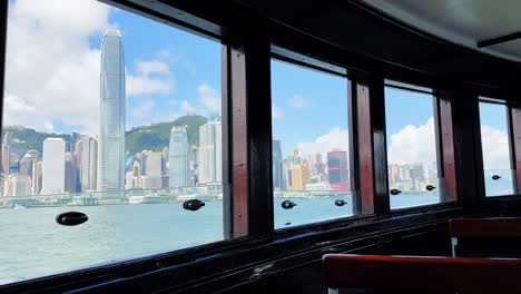 El-Horizonte-De-Hong-Kong-Desde-Las-Ventanas-Del-Transbordador-Estrella-En-Un-Día-Soleado