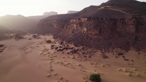 Malerische-Aussicht-Auf-Die-Djanet-Wüste-Bei-Sonnenuntergang-In-Algerien---Drohnenaufnahme