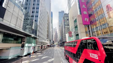 Blick-Auf-Die-Wolkenkratzer-Im-Zentrum-Hongkongs,-Die-Die-Des-Voeux-Road-Hinunterfahren