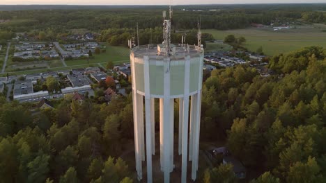 Wasserturm-Im-Sonnenuntergang-In-Schweden