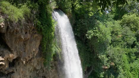 Ruhiger-Zeitlupen-Wasserfall,-Sommer,-Sonniger-Tag,-Wald,-Nationalpark,-Klippe