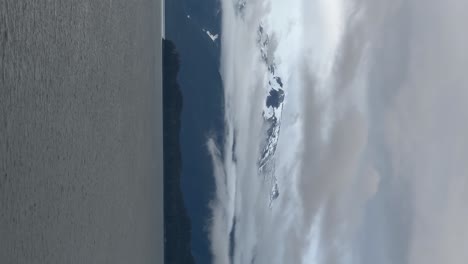 La-Remota-Costa-Salvaje-De-Alaska-En-Un-Día-Nublado-Y-Brumoso-Desde-Un-Crucero---Vertical