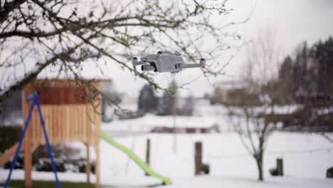 Drohne-Mit-Kamera-Dreht-Sich-In-Der-Luft-Und-Fliegt-Dann-Davon