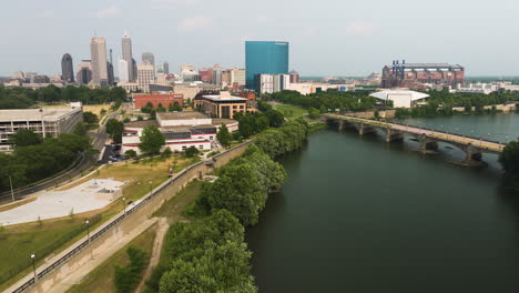 White-River-Pedestrian-Bridge-And-City-Skyline-At-Indianapolis-On-A-Cloudy-Day-In-Indiana,-United-States