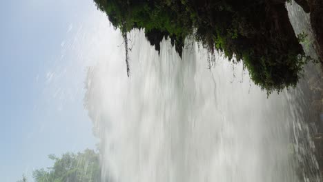 Hinter-Wasserfall-Tiefaufnahme-Sommer-Sonniger-Tag-Wald-Nationalpark-Blauer-Himmel