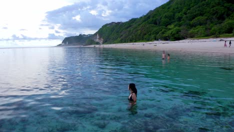 Gente-Nadando-En-La-Playa-Del-Paraíso-Tropical-De-Paraguas-Gunung-En-Bali,-Indonesia