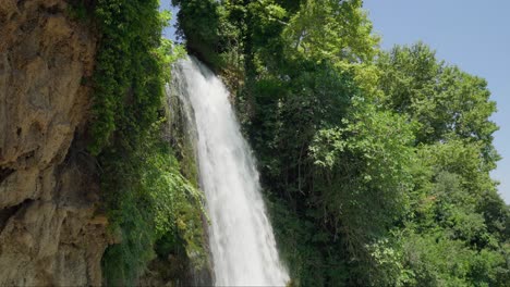 Wasserfall-Aufnahme-Aus-Niedrigem-Winkel,-Sommer,-Sonniger-Tag,-Wald,-Nationalpark,-Klippe,-Fluss